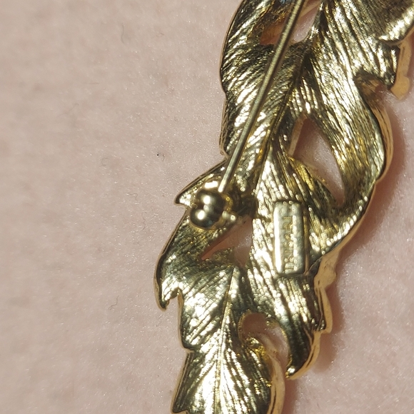 Vintage 1960's Trifari, Rhinestone Leaf Brooch - Picture 6 of 7